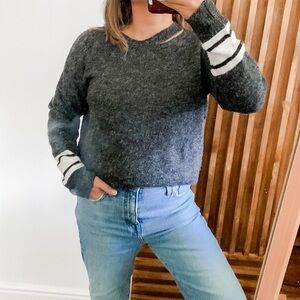 - REVOLVE Heartloom slit neck Varsity‎ Pullover. S